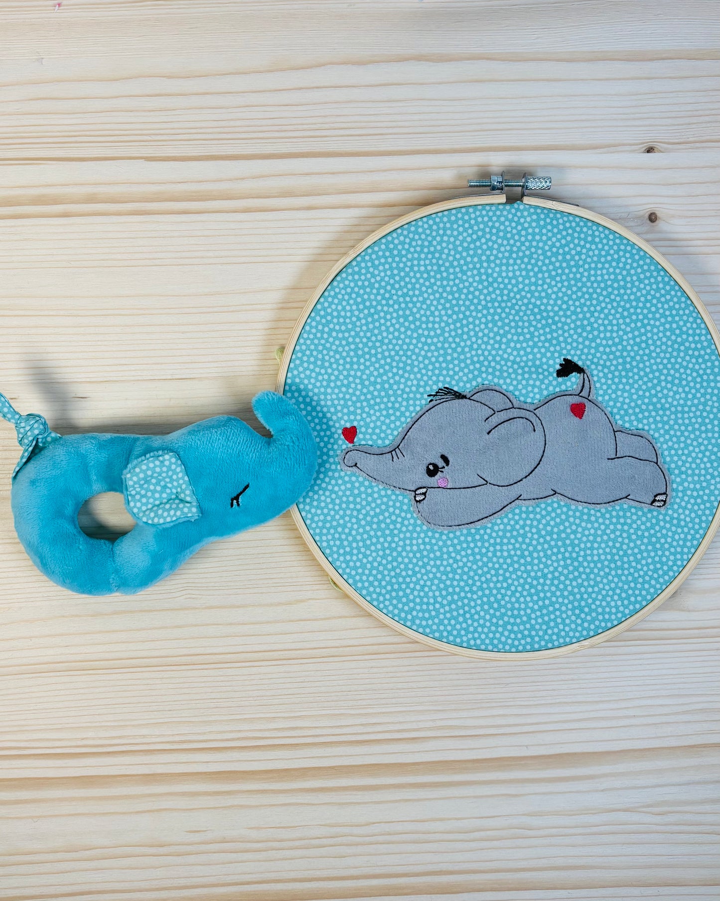 Stickdatei Doodle Elefant liegt